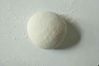 把面团揉搓排出空气，可撒适量干面粉防粘