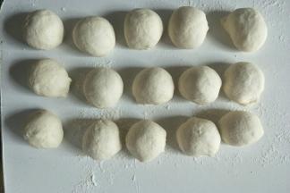 把面团分成15等份揉圆