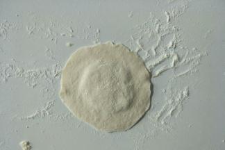 把面团擀成中间厚周边薄的面皮