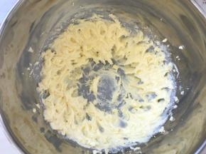 再用打蛋器打发至蓬松状态，黄油颜色变浅

