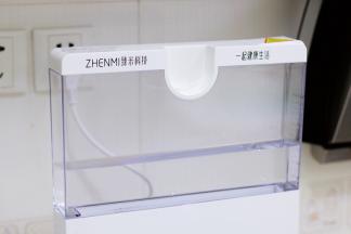 往臻米蒸汽料理机的水箱中加入适量的纯净水，不要低于最低或高于最高水位线。