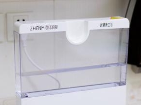 往臻米蒸汽料理机的水箱中加入适量的纯净水，不要低于最低或高于最高水位线。