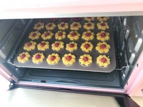 全部做好后放烤箱内烘烤10分钟，表面微微上色即可