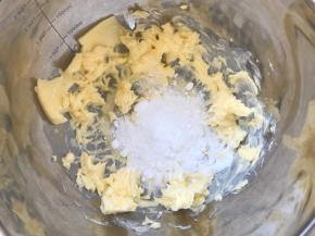 加糖粉，用刮刀搅拌均匀，没有干粉颗粒