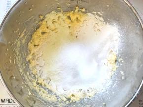 过筛低粉、高粉、玉米淀粉、杏仁粉、奶粉，用刮刀拌压均匀