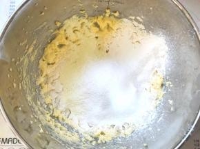过筛低粉、高粉、玉米淀粉、杏仁粉、奶粉，用刮刀拌压均匀