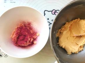 取出小部分拌压均匀的面糊，面糊多的加入南瓜粉，用刮刀拌压均匀