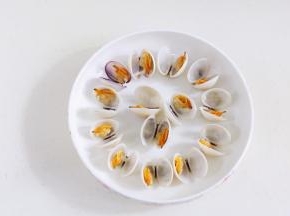捞出沥干水分，摆入浅盘内。