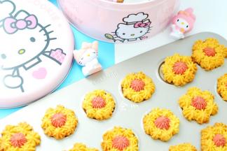 出炉取出降温，凉透后轻拿曲奇花朵就下来啦，酥脆的口感，甜香好吃，花朵的外形也会增加食欲