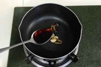 锅中倒入食用油，小火炒香蒜片和小葱段，关火后倒入生抽拌匀，拣出葱蒜，留调料汁备用。