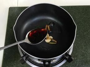 锅中倒入食用油，小火炒香蒜片和小葱段，关火后倒入生抽拌匀，拣出葱蒜，留调料汁备用。