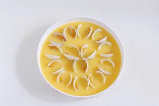 把蛋液缓缓倒入铺有蛤蜊的浅盘中，盖好保鲜膜，用牙签扎几个孔。也可以用盘子盖下，替代保鲜膜。