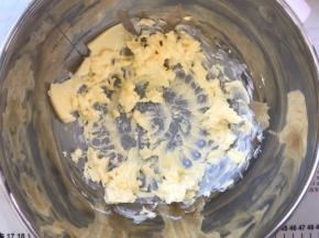 黄油切片室温软化，之后用打蛋器打散