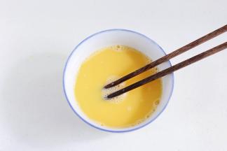 继续加入温水搅拌均匀，过筛一次。