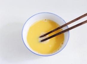 继续加入温水搅拌均匀，过筛一次。