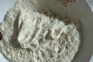 醒发好的面团是原来的2倍大左右，拉开呈蜂窝状即可。