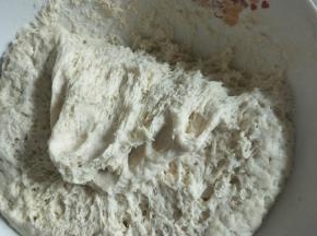 醒发好的面团是原来的2倍大左右，拉开呈蜂窝状即可。