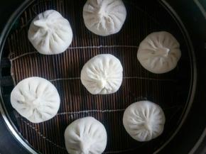 依次做好放入蒸屉，每个之间留出一定的距离。冷水下锅开大火，水开后再蒸20分钟。关火闷3分钟。