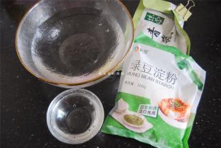 准备好食材，我用的碗大约100ML容量的，家里的饭碗会比这个大2倍，您可以根据加入人的适量来进行调整，比例是1碗淀粉6碗清水，口感是最爽滑的。