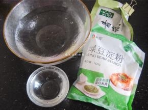 准备好食材，我用的碗大约100ML容量的，家里的饭碗会比这个大2倍，您可以根据加入人的适量来进行调整，比例是1碗淀粉6碗清水，口感是最爽滑的。