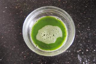 先将热水和抹茶粉混合均匀，要是做原味的可以直接用冷水，省略这个步骤。