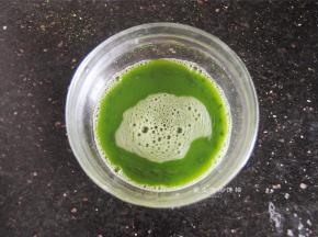 先将热水和抹茶粉混合均匀，要是做原味的可以直接用冷水，省略这个步骤。