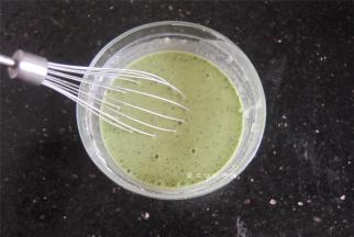 等茶水凉后加入绿豆淀粉混合成淀粉水。