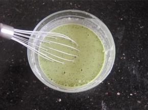 等茶水凉后加入绿豆淀粉混合成淀粉水。