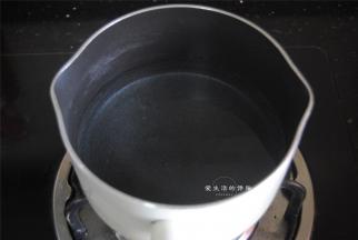 5碗清水放入锅里煮到边缘起小泡，不建议煮沸，煮沸的状态冲入淀粉水拌得不够快的时候容易结团，影响口感。