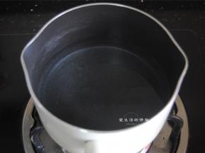 5碗清水放入锅里煮到边缘起小泡，不建议煮沸，煮沸的状态冲入淀粉水拌得不够快的时候容易结团，影响口感。