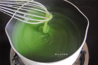 转小火后，将抹茶淀粉水倒入锅里，边倒边搅拌，大约1分钟，锅里会起泡，呈现煮沸的状态，锅里的凉粉糊变得粘稠透明，此时就可以熄火了。