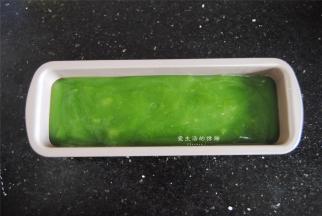 将凉粉糊倒入准备好的模具或大碗内，我用的是学厨的磅蛋糕模，不粘的更好脱模。