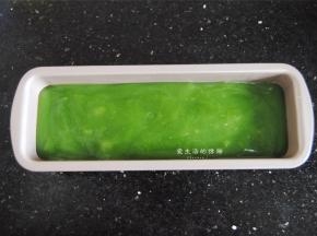 将凉粉糊倒入准备好的模具或大碗内，我用的是学厨的磅蛋糕模，不粘的更好脱模。