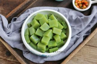 放冷后就可以脱模切块了，喜欢口感冰凉的就放入冰箱冷藏1小时。