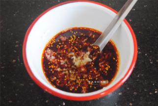 把酱汁的材料混合均匀后倒入凉粉里，就可以开吃了！