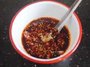 把酱汁的材料混合均匀后倒入凉粉里，就可以开吃了！