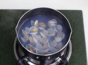 锅中倒入适量的清水煮沸，把冲洗净的蛤蜊放入锅中焯水至开壳。