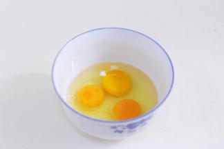 鸡蛋打入碗中，加入盐，用筷子搅打均匀。