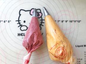 小碗内的面糊加入甜菜根粉，同样拌均匀，之后将两份面糊装入裱花袋，裱花嘴可以用小8齿跟10齿的