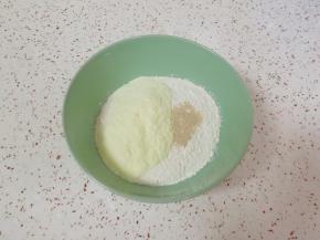 面粉中加入干酵母和奶粉混合均匀。