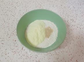 面粉中加入干酵母和奶粉混合均匀。