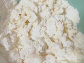 分次加入水，用筷子挑拌成絮状。