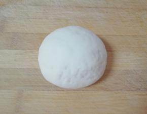 发酵好的面团揉光排气。