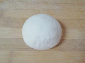 发酵好的面团揉光排气。