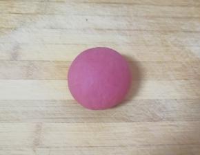 分一半面团出来，加入红曲粉揉匀。