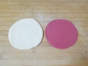 两种颜色的面团分别揉光，擀成圆饼状。