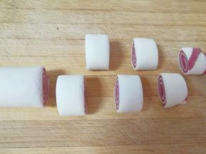 用刀切开，成一个个小馒头。