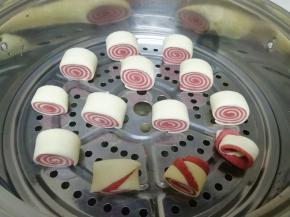 蒸锅内放水，篦子上刷上一层食用油，放上做好的馒头生胚，盖上锅盖二次发酵10分钟左右，凉水上锅，上汽后大火蒸8分钟关火。