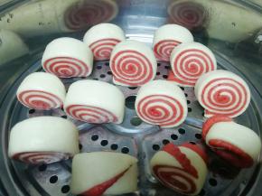 漂亮的双色小馒头出锅啦！