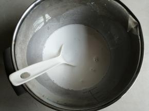 把三种粉都倒入盆里，倒入水，搅拌均匀